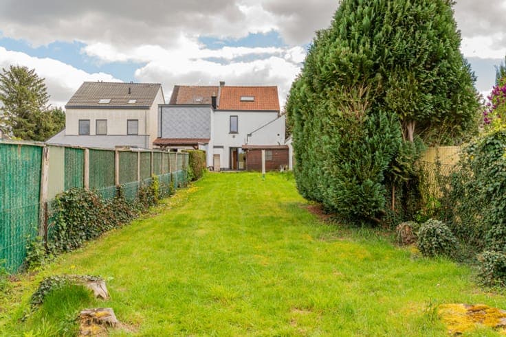 Semi-detached house to renovate in Sint-Genesius-Rode