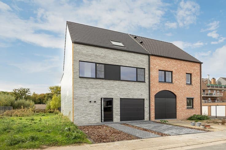 Closed new construction with 4 rooms, 2 bathrooms, garage an