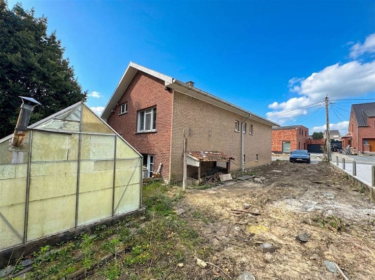 Quietly located open building with garden