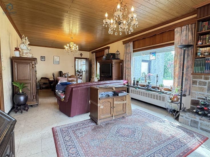 Quietly located open building with garden