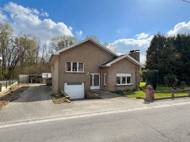 Quietly located open building with garden