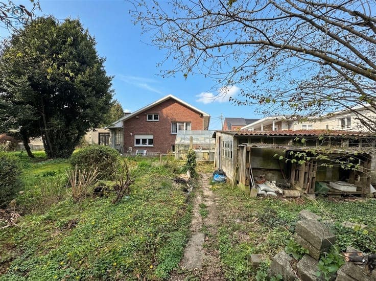 Quietly located open building with garden