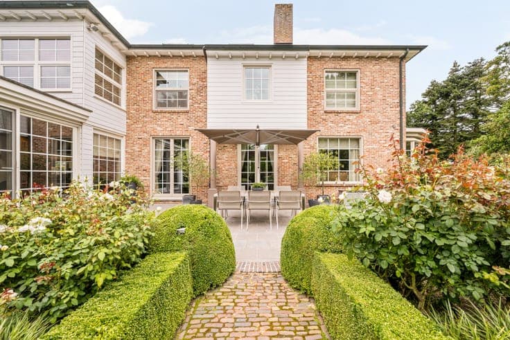 Stately villa with 4 bedrooms on a plot of 2,516 m² in Merk