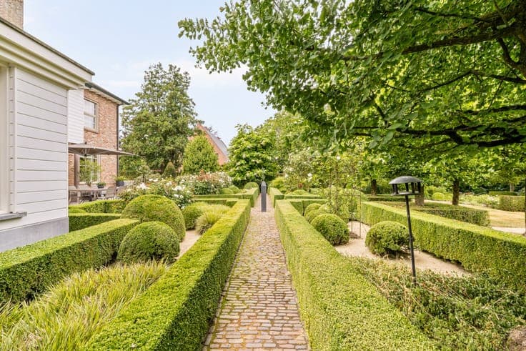 Stately villa with 4 bedrooms on a plot of 2,516 m² in Merk
