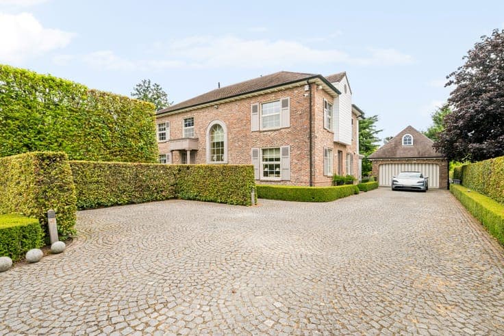 Stately villa with 4 bedrooms on a plot of 2,516 m² in Merk