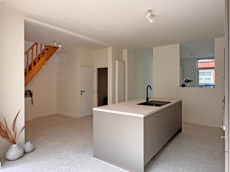 Ruime woning met 5 slaapkamers, 2 badkamers en garage te ...