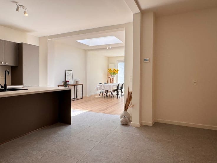 Ruime woning met 5 slaapkamers, 2 badkamers en garage te ...