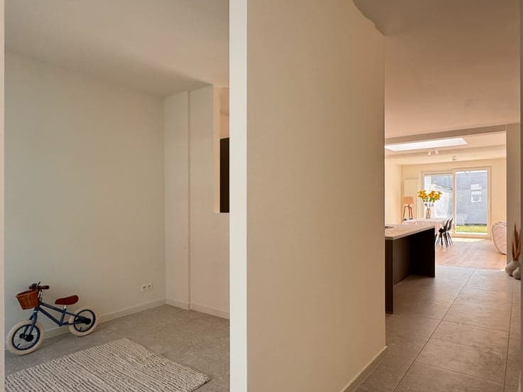 Ruime woning met 5 slaapkamers, 2 badkamers en garage te ...