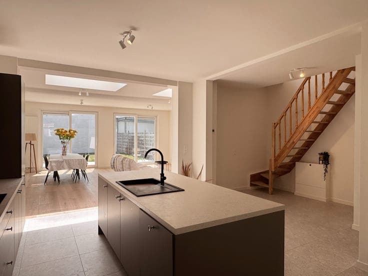 Ruime woning met 5 slaapkamers, 2 badkamers en garage te ...