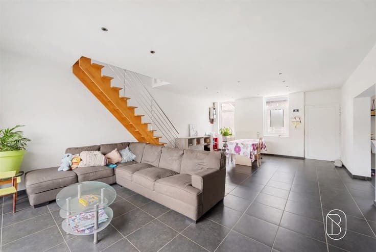 Spacious home with 5 bedrooms & south-facing garden
