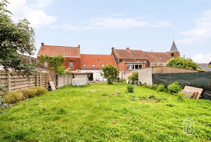 Spacious home with 5 bedrooms & south-facing garden