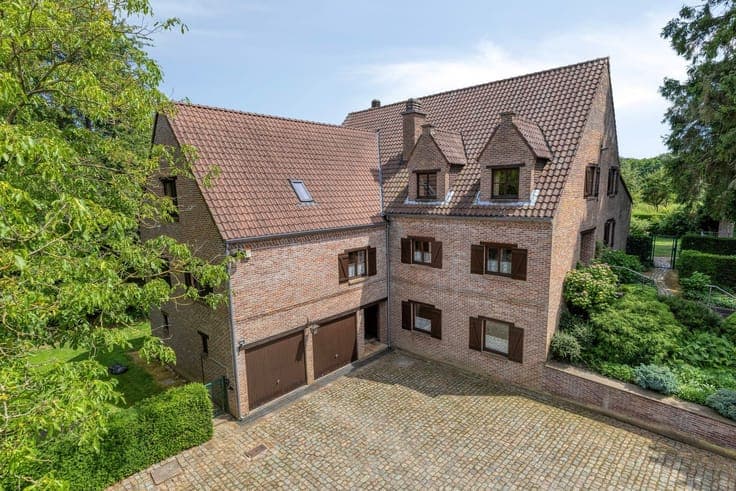Beautiful classic villa on a plot of ± 7.500 m²