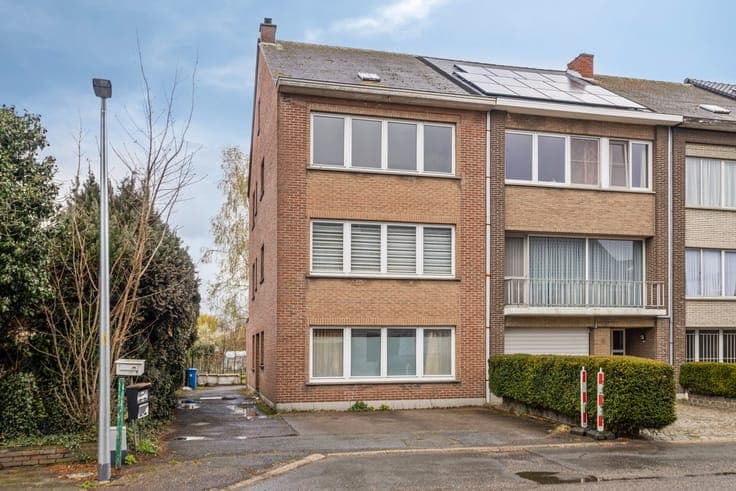 Opbrengsteigendom met drie appartementen