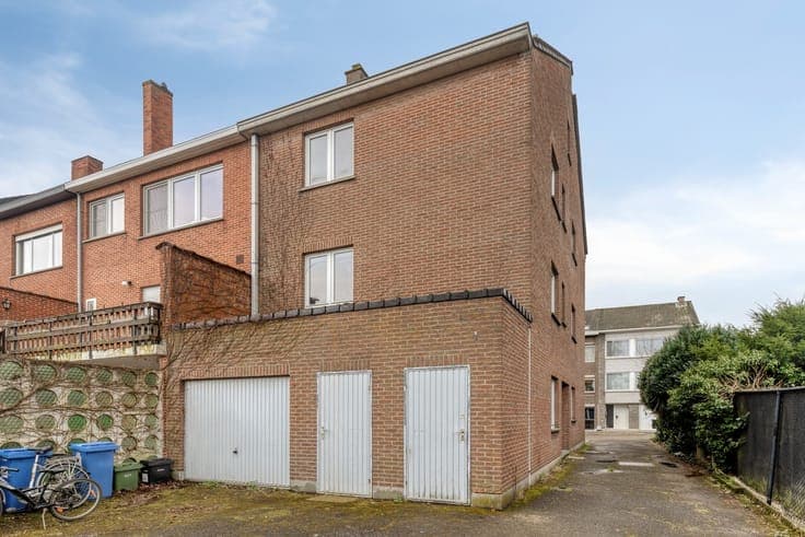 Opbrengsteigendom met drie appartementen