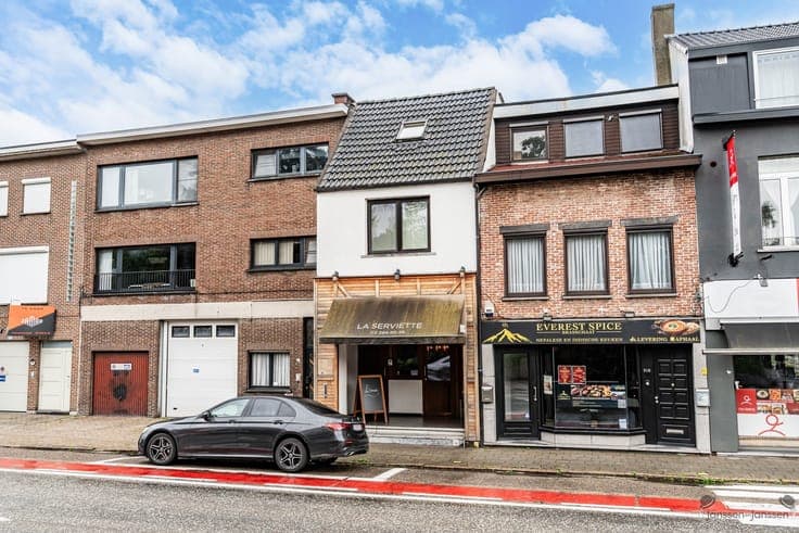 Opbrengsteigendom met ruime duplexappartement (144m²) en han