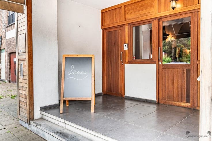 Opbrengsteigendom met ruime duplexappartement (144m²) en han