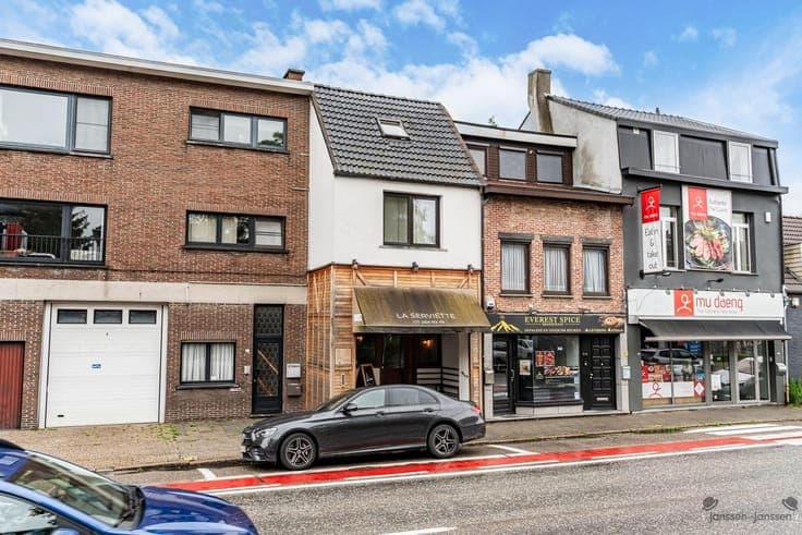Opbrengsteigendom met ruime duplexappartement (144m²) en han