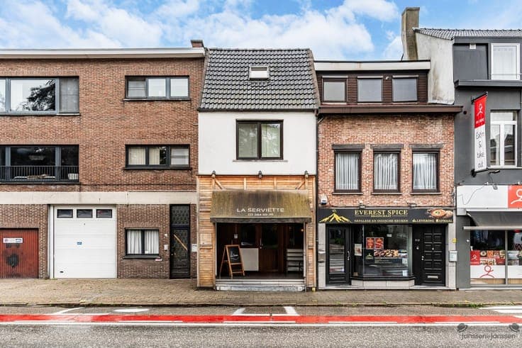 Opbrengsteigendom met ruime duplexappartement (144m²) en han