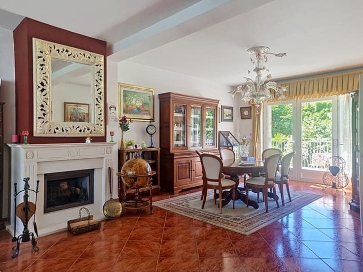 Splendid house: south garden, double garage, freelance prof.