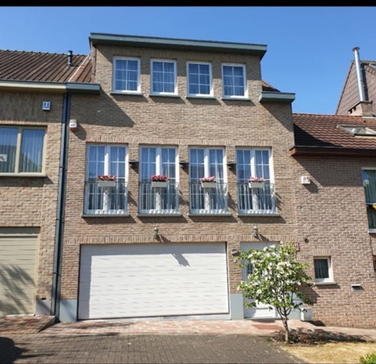 Splendid house: south garden, double garage, freelance prof.