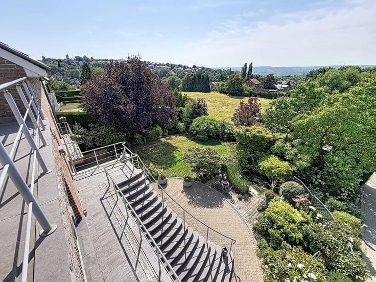 Exceptional villa with elevator and warehouse