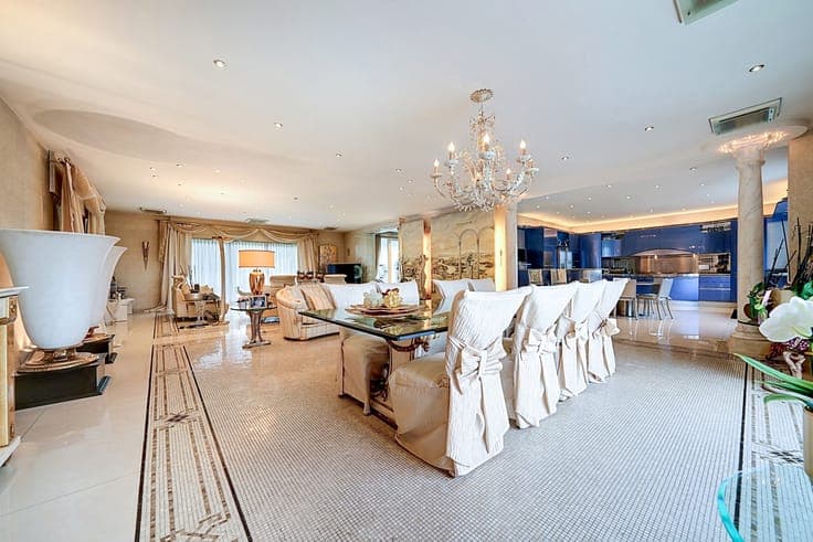 Exceptional villa with elevator and warehouse