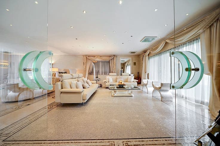 Exceptional villa with elevator and warehouse