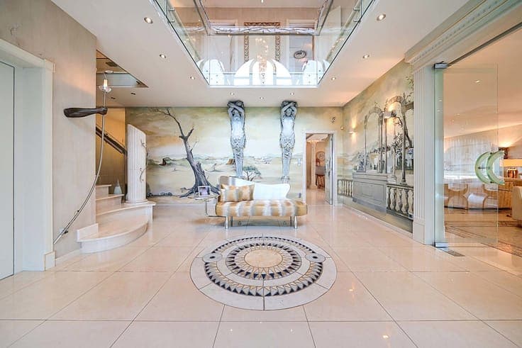 Exceptional villa with elevator and warehouse