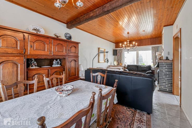 Te renoveren half open bebouwing met ruime tuin!