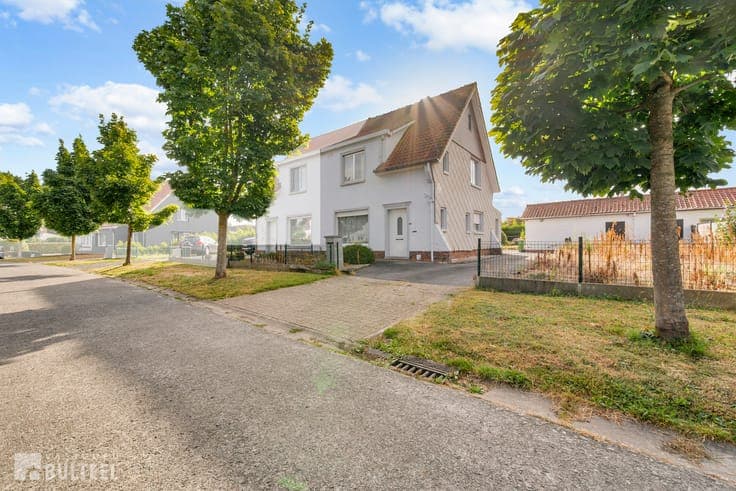 Te renoveren half open bebouwing met ruime tuin!