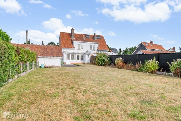 Te renoveren half open bebouwing met ruime tuin!
