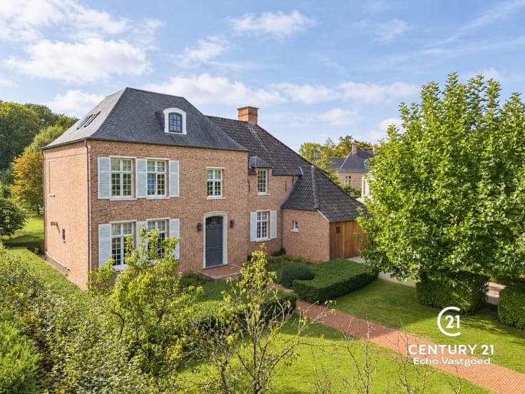 Stately, recently built villa with an exceptional parkgarden