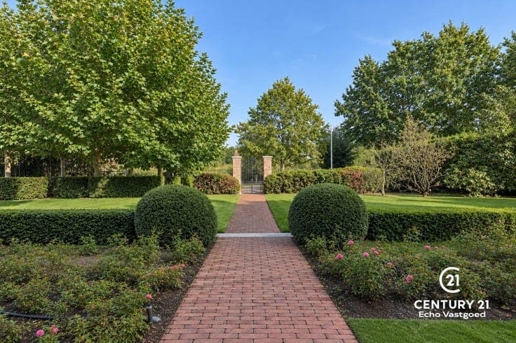 Stately, recently built villa with an exceptional parkgarden