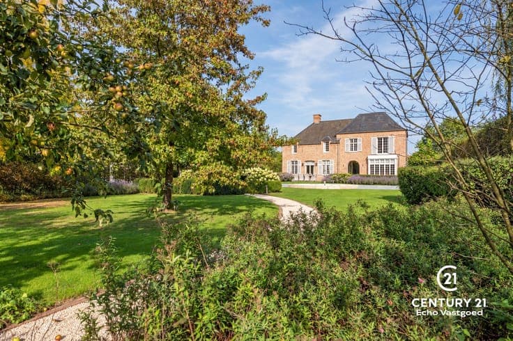 Stately, recently built villa with an exceptional parkgarden