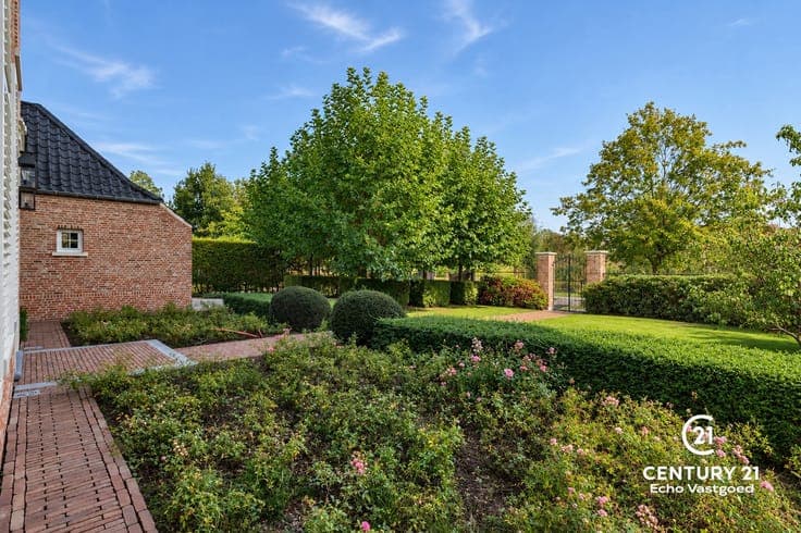Stately, recently built villa with an exceptional parkgarden