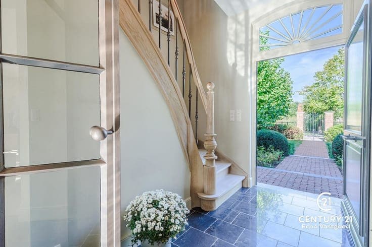 Stately, recently built villa with an exceptional parkgarden