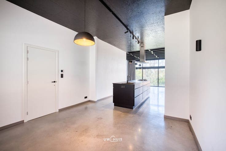 Bright house with southwest-facing location in an excellent