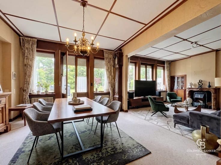 House (approx. 224 m²) in need of complete renovation / Diew
