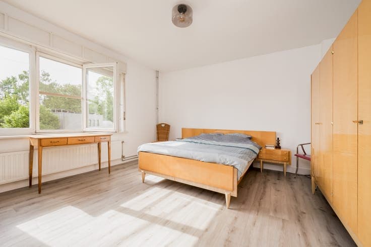 Characterful home with 3 to 5 bedrooms, garden and garage