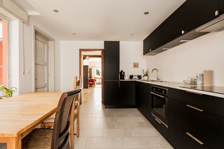 Characterful home with 3 to 5 bedrooms, garden and garage