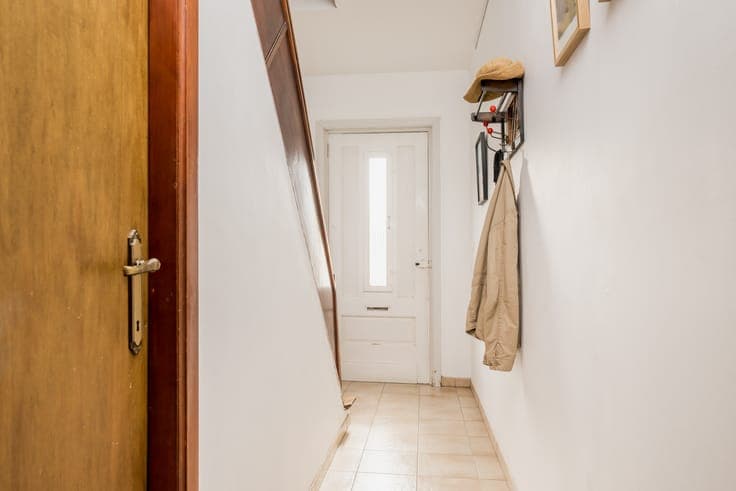 Characterful home with 3 to 5 bedrooms, garden and garage