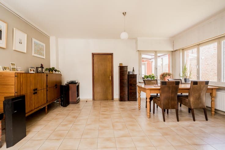 Characterful home with 3 to 5 bedrooms, garden and garage