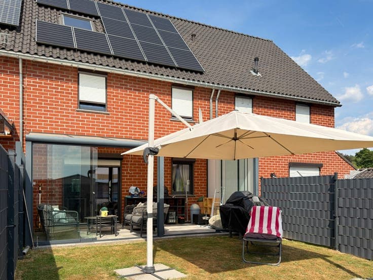 Family home with 3 bedrooms, garden and extension potential