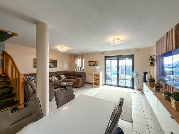 Family home with 3 bedrooms, garden and extension potential