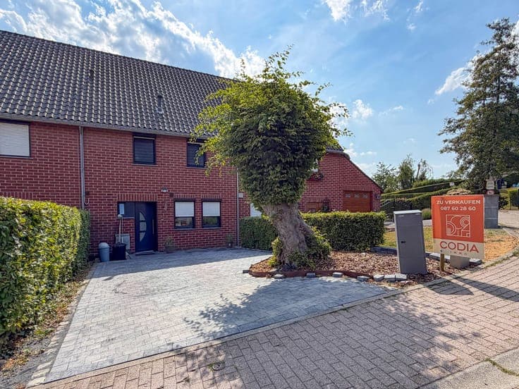 Family home with 3 bedrooms, garden and extension potential