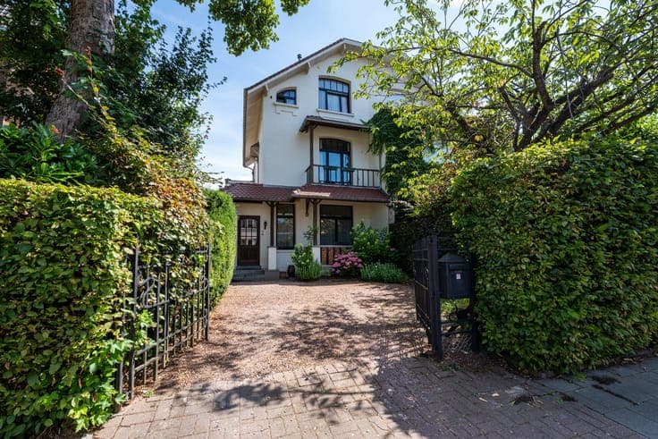 Near Stockel, semi-detached house with garden and parking