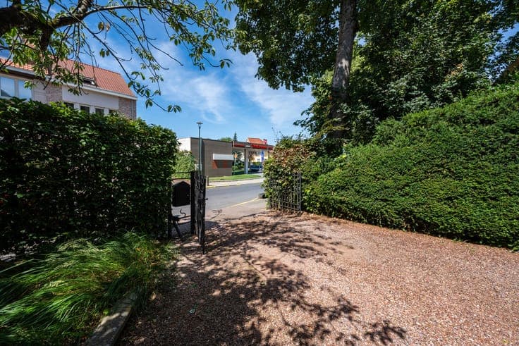 Near Stockel, semi-detached house with garden and parking