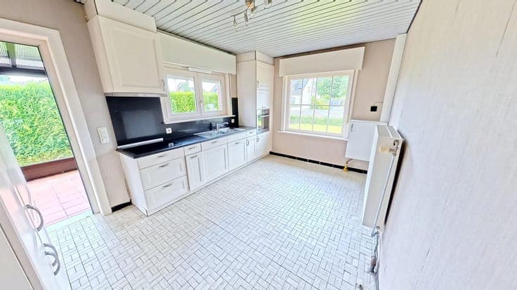 Centraal gelegen woning met veel potentieel op mooi perceel!