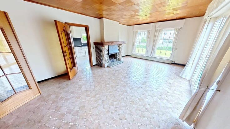 Centraal gelegen woning met veel potentieel op mooi perceel!