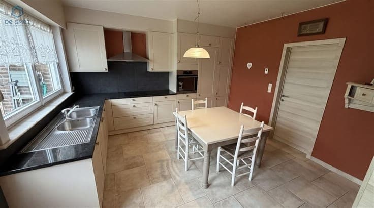 READY TO MOVE IN VILLA WITH GARDEN AND GARAGE IN ZOTTEGEM